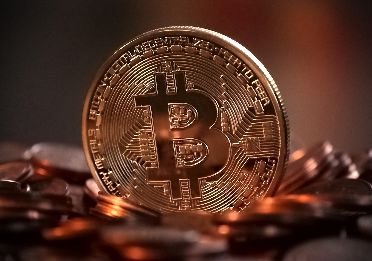 鲍威尔粉碎降息希望、美股遭遇猛烈抛售！比特币一度逼近8.3万美元